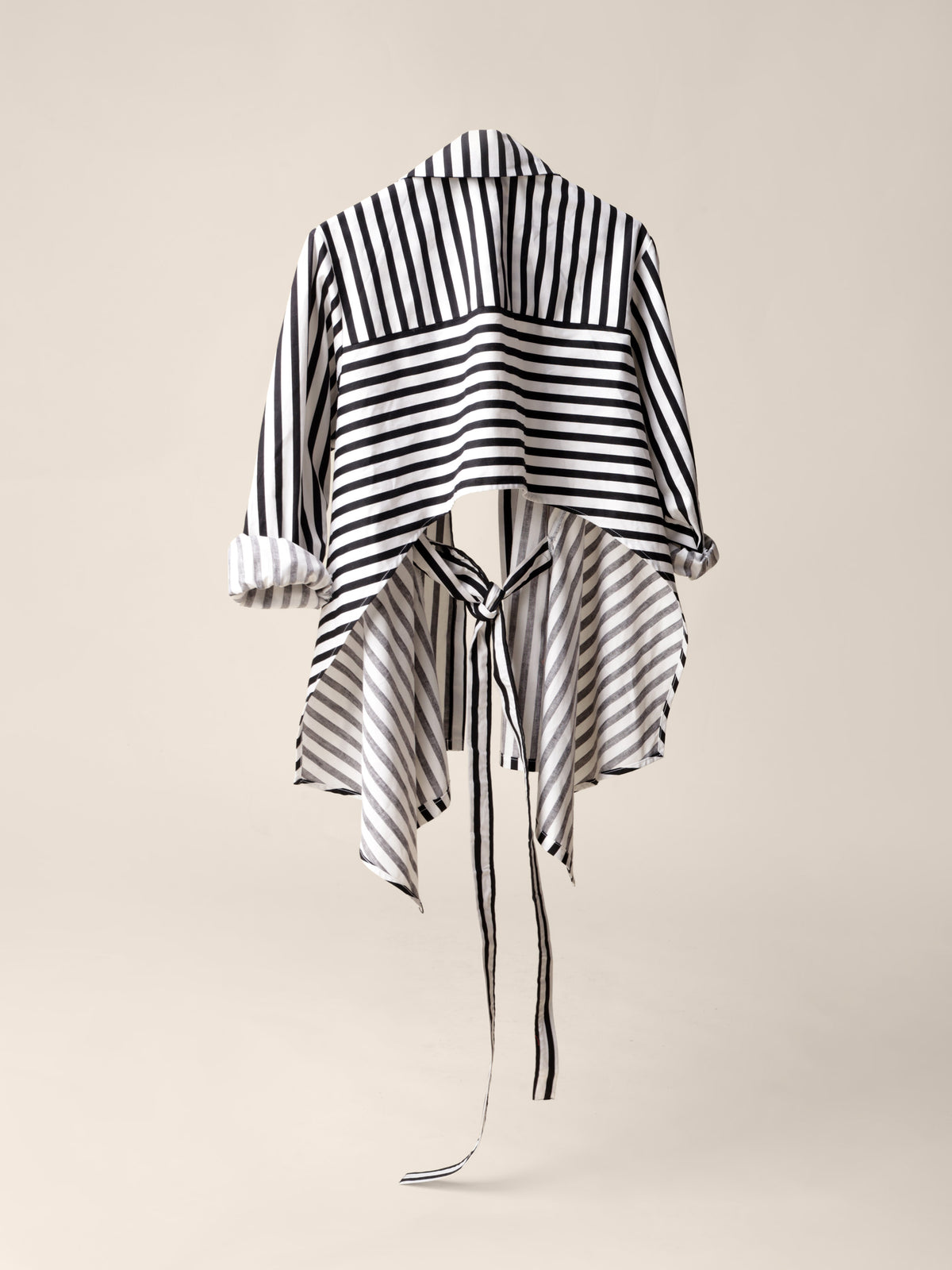 “Ni Ojo” Open Back Shirt